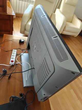 Televisor Grundig Lenaro de 32". Negro y Plata