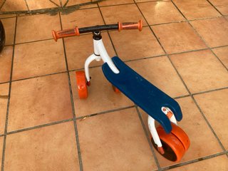 Bicicleta evolutiva 3 ruedas azul y naranja.