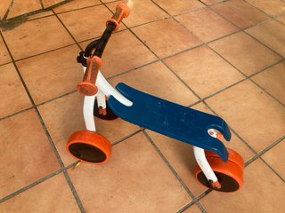 Bicicleta evolutiva 3 ruedas azul y naranja.
