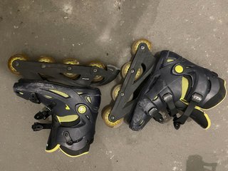 Patines en línea negros y amarillos