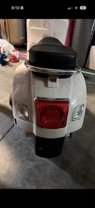 Vespa Eléctrica Infantil con Ruedines. Leer