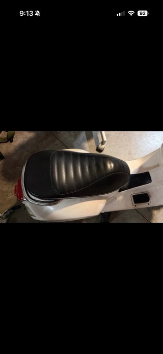 Vespa Eléctrica Infantil con Ruedines. Leer