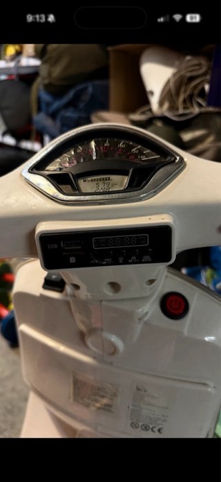 Vespa Eléctrica Infantil con Ruedines. Leer