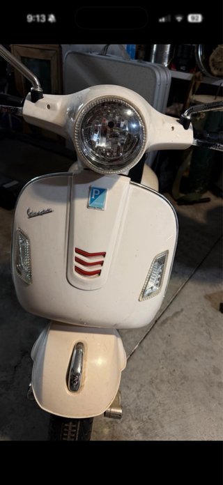 Vespa Eléctrica Infantil con Ruedines. Leer