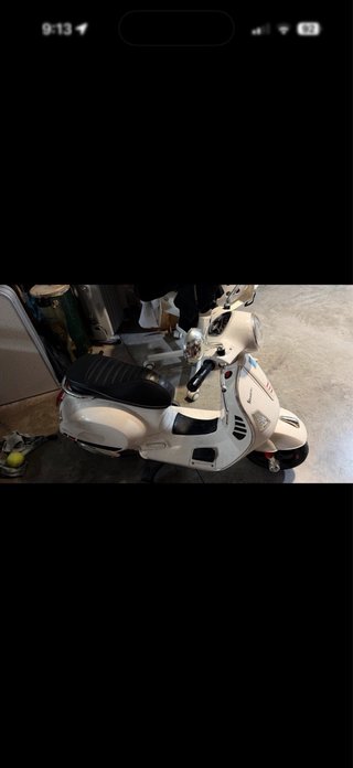 Vespa Eléctrica Infantil con Ruedines. Leer