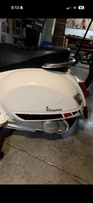 Vespa Eléctrica Infantil con Ruedines. Leer