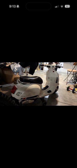 Vespa Eléctrica Infantil con Ruedines. Leer