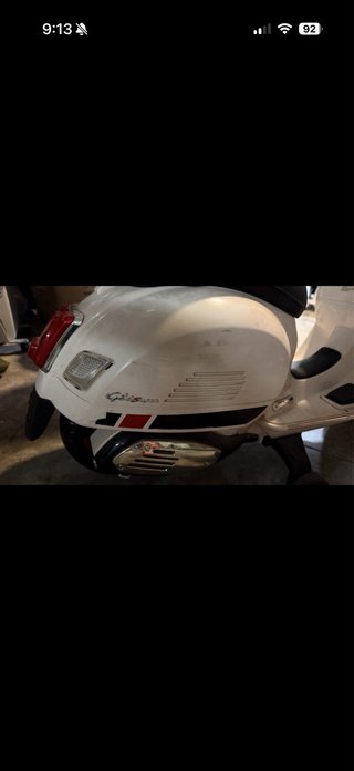 Vespa Eléctrica Infantil con Ruedines. Leer