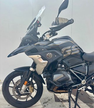 BMW R 1250 GS Exclusive Negra y Dorada