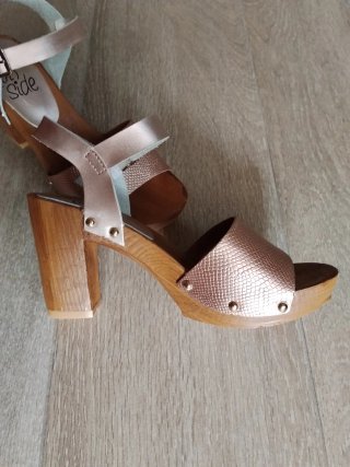 Sandalias Inside Oro Rosa Tacón Madera