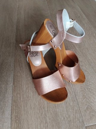 Sandalias Inside Oro Rosa Tacón Madera