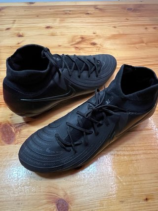 Botas de fútbol Nike negras