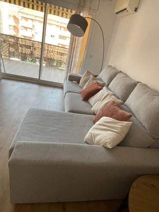 Sofá modular gris y rojo