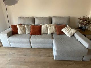 Sofá modular gris y rojo