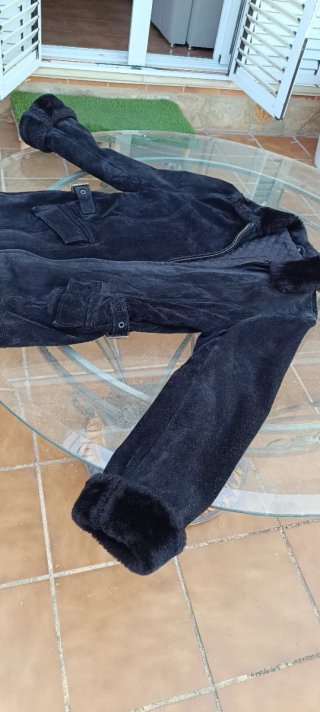 Chaqueta negra de ante con cuello de pelo.