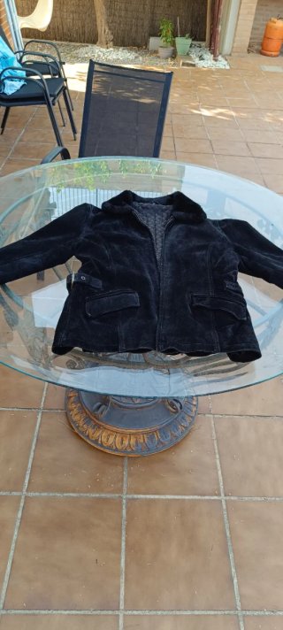 Chaqueta negra de ante con cuello de pelo.