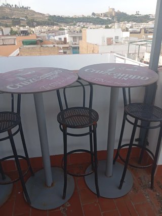 Mesas altas y taburetes terraza  TLF: 610032369