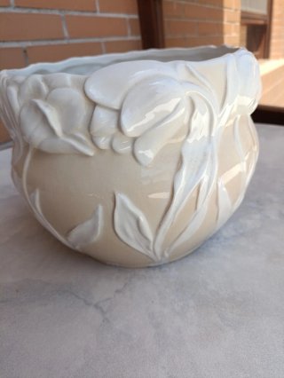 Maceta de cerámica beige y blanca