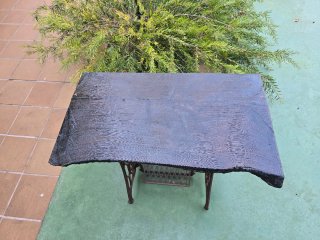 Mesa antigua de metal y madera