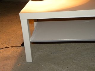 Mesa centro blanca con lámpara