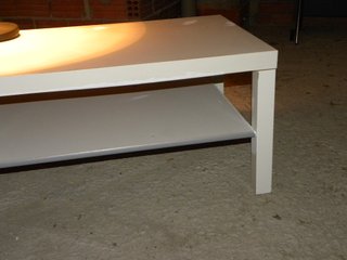 Mesa centro blanca con lámpara