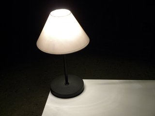 Mesa centro blanca con lámpara