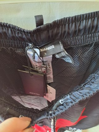 Short Dsquared2 nero e rosso con stampa
