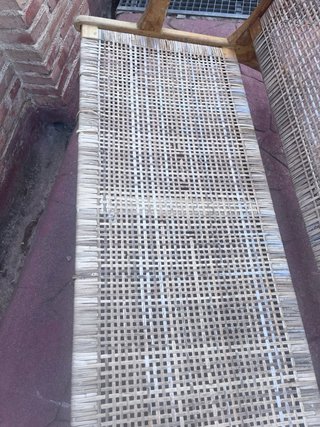 Banco de ratán y madera