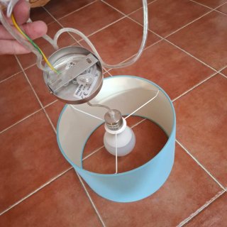 Lámpara colgante azul y blanca