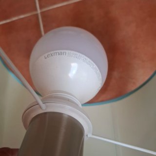 Lámpara colgante azul y blanca