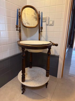 Lavabo antiguo de madera y mármol