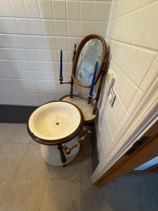 Lavabo antiguo de madera y mármol