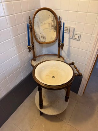Lavabo antiguo de madera y mármol
