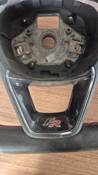 Volante Seat Arona FR Negro con Costuras Rojas
