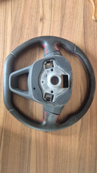 Volante Seat Arona FR Negro con Costuras Rojas