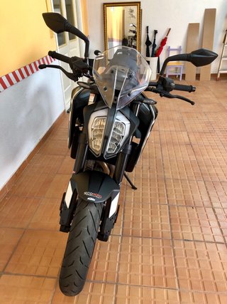 KTM 890 Duke GP Negra y Naranja