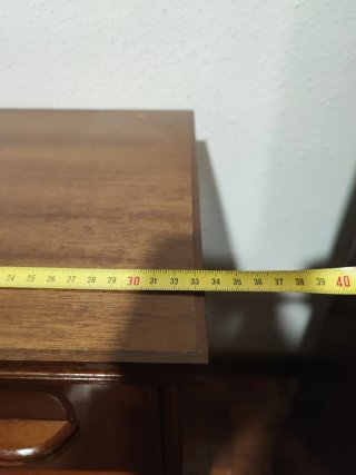 Mesita de noche de madera con 3 cajones