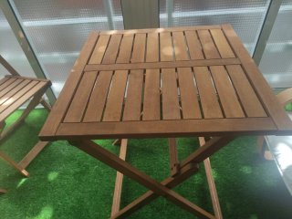 Mesa y sillas madera terraza o jardín