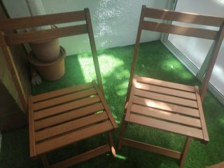 Mesa y sillas madera terraza o jardín
