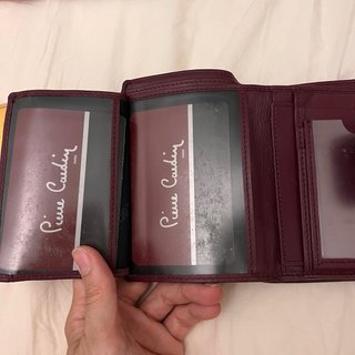 Cartera de mujer morada o burdeos Pierre Cardin