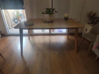 Mesa de comedor de madera