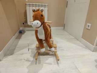 Caballo balancín de peluche marrón