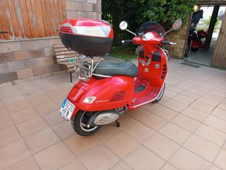 Vespa GTS 300 Roja con Extras Cargador Móvil