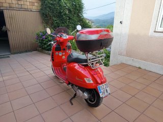 Vespa GTS 300 Roja con Extras Cargador Móvil