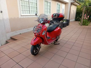 Vespa GTS 300 Roja con Extras Cargador Móvil