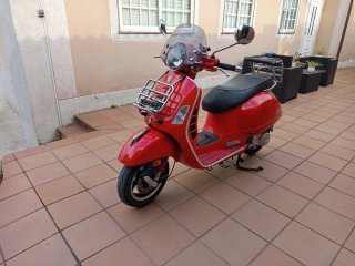 Vespa GTS 300 Roja con Extras Cargador Móvil