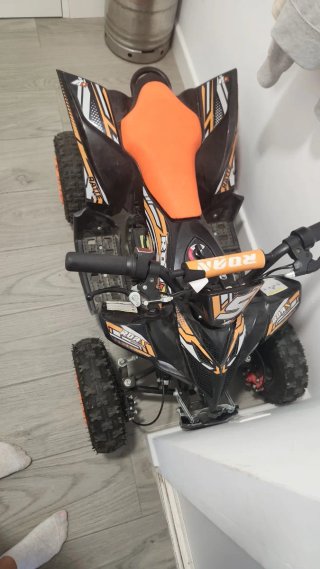 Quad eléctrico infantil negro y naranja