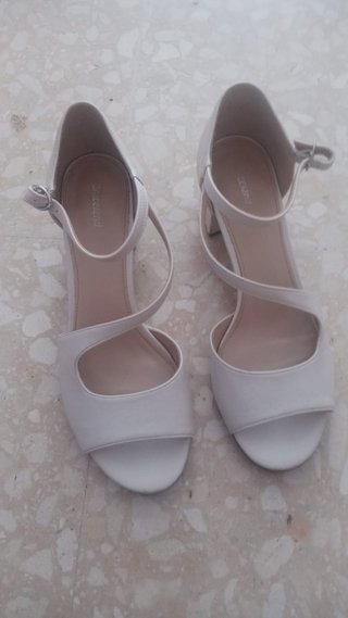 Zapatos color blanco roto de tacón medio