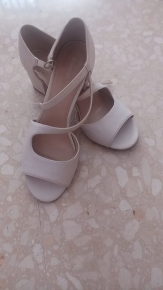 Zapatos color blanco roto de tacón medio
