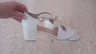 Zapatos color blanco roto de tacón medio